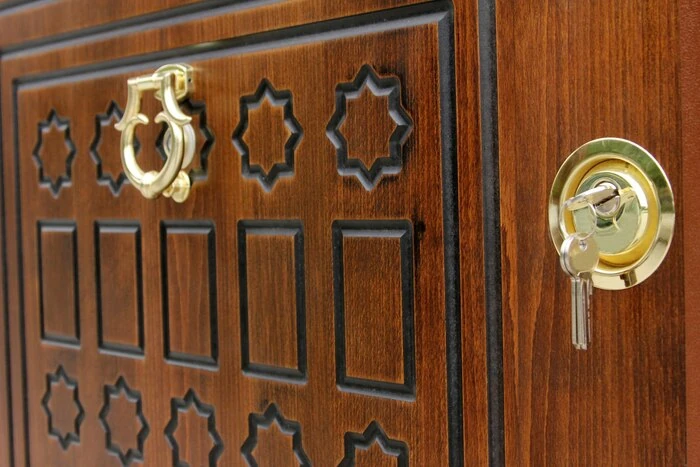 دهان أبواب خشب